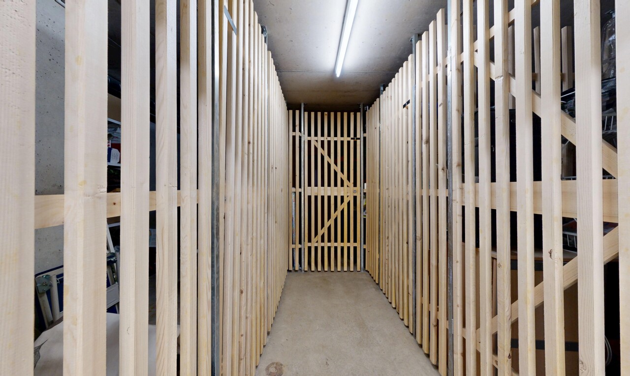 couloir avec light floor, sol en béton, et concrete floor