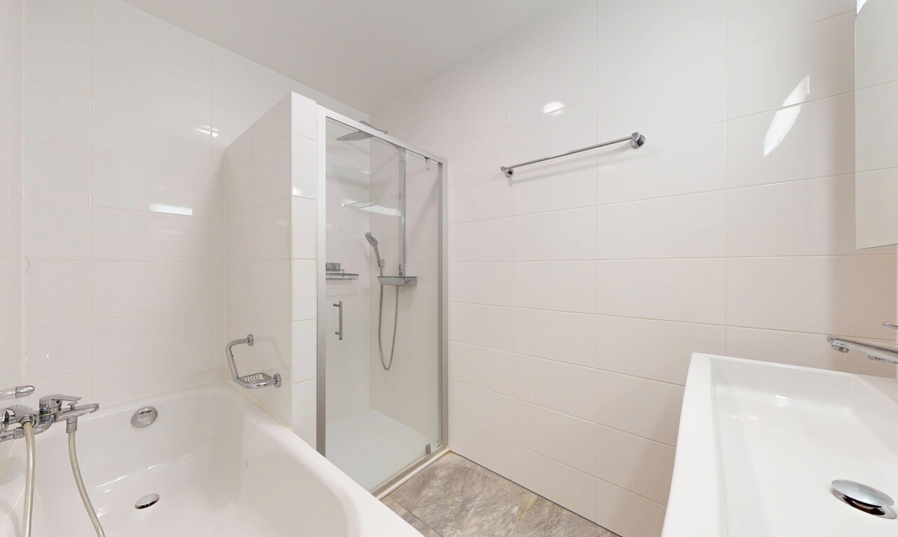 salle de bains avec bain, salle de bain complète, douche, inside property, et évier