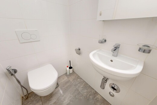 bad mit fliesenwand, tile wall, light floor, waschbecken, und gäste-wc
