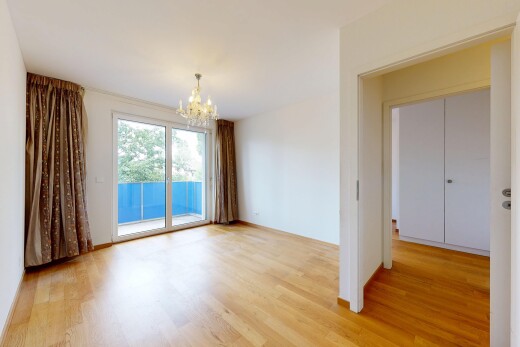 leerer raum mit gipskartonwand, drywall, bemerkenswerter kronleuchter, natürliches licht, und natural light