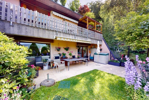 außenansicht mit property visible, rasen, terrasse, stuckverkleidung, und overcast