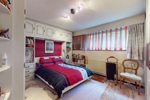 zimmer / schlafzimmer mit inside property, natural light, natürliches licht, kühler, und drywall