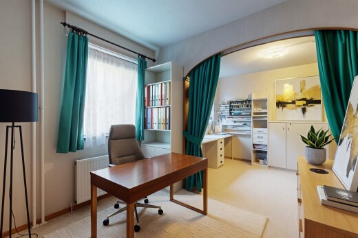 bureau avec espace bureau, radiateur, inside property, carpet, et moquette