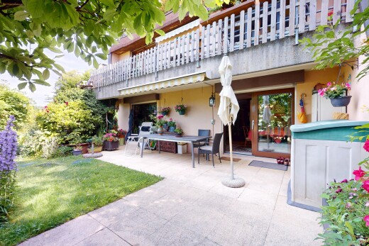 façade avec property visible, balcon, terrasse, bardage en stuc, et pelouse