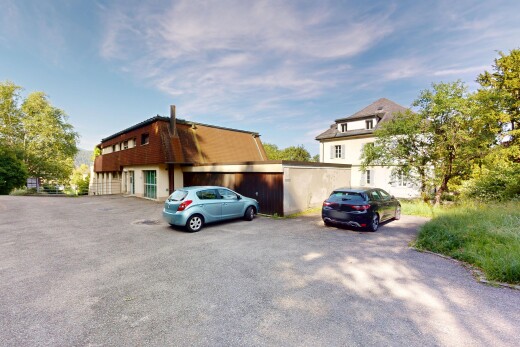 außenansicht mit day time, property visible, und parkplatz