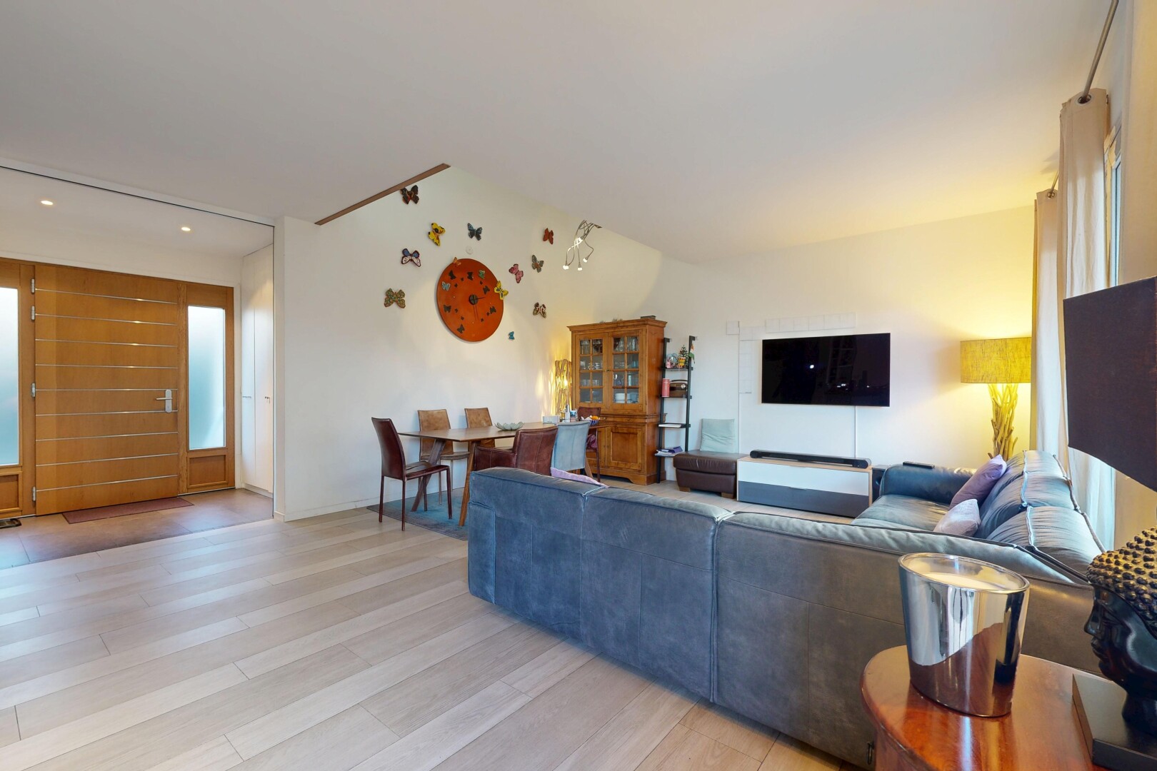 wohn- / esszimmer mit natürliches licht, natural light, fernseher, gipskartonwand, und drywall