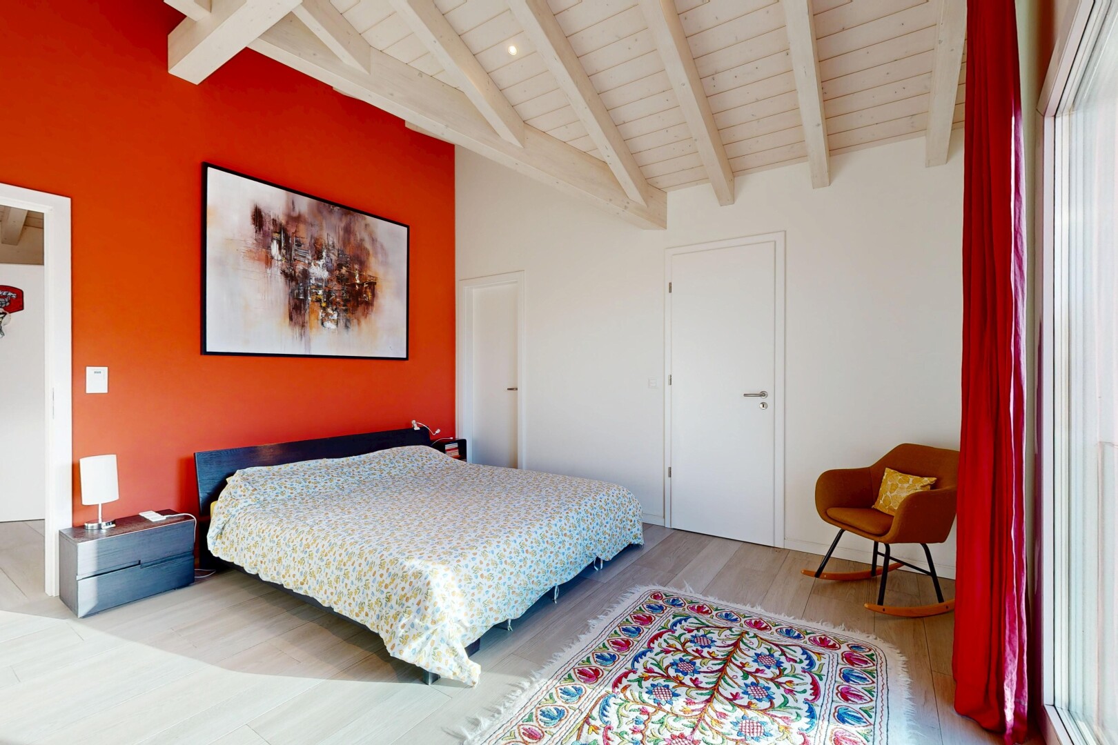 zimmer / schlafzimmer mit gipskartonwand, drywall, inside property, dachschräge, und vaulted ceiling