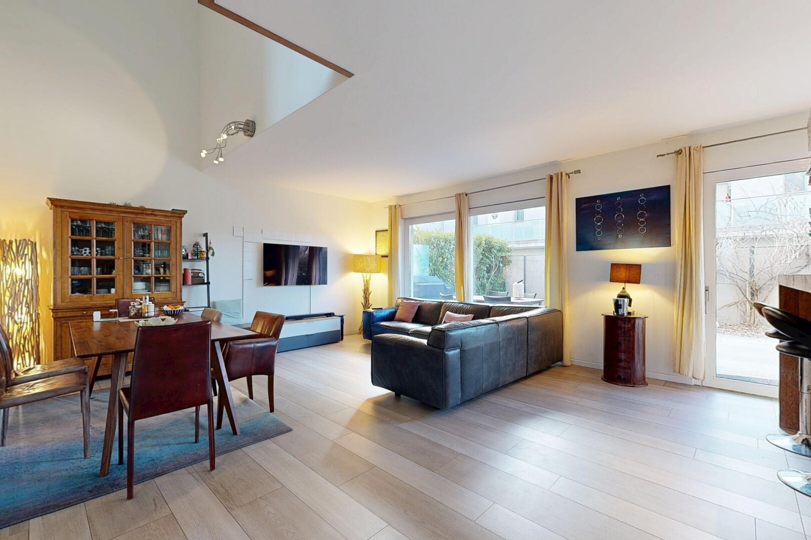 wohn- / esszimmer mit natürliches licht, natural light, fernseher, inside property, und gipskartonwand