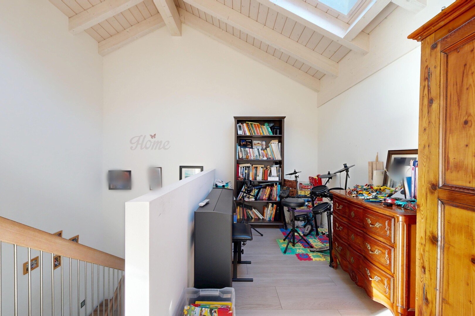 büro mit dachfenster, gipskartonwand, drywall, dachschräge, und vaulted ceiling