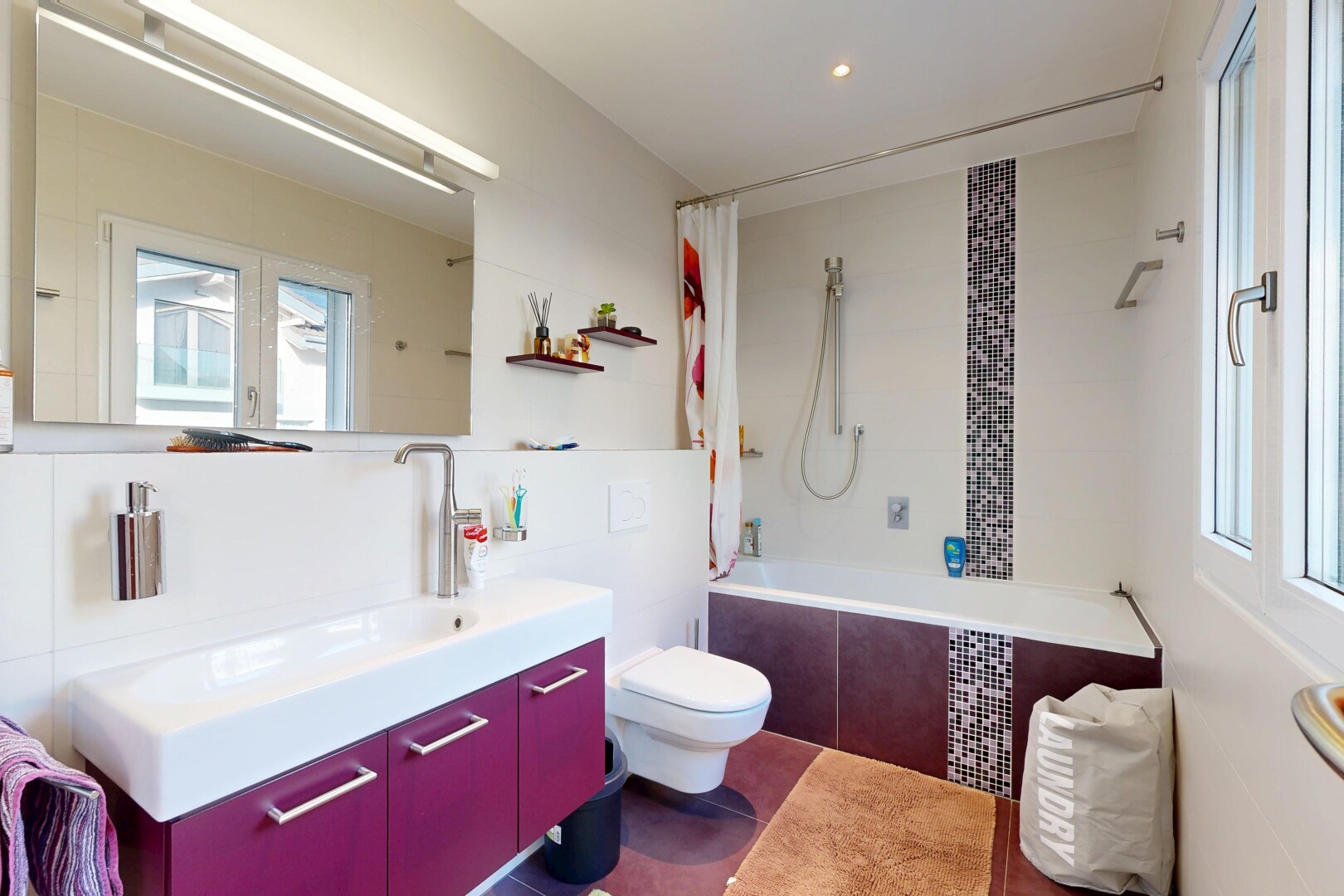 bad mit komplettes badezimmer, kombiniertes bad / dusche, inside property, schminktisch, und natürliches licht