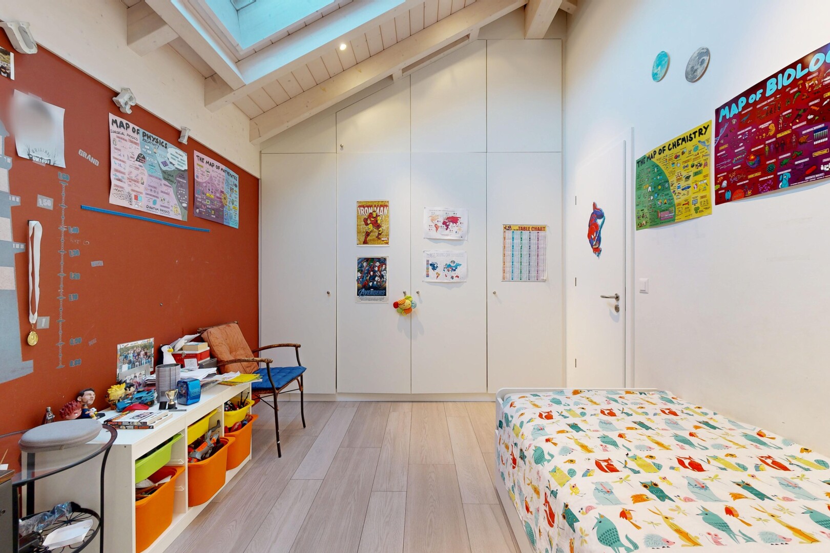 zimmer / schlafzimmer mit dachfenster, dachschräge, vaulted ceiling, gipskartonwand, und drywall