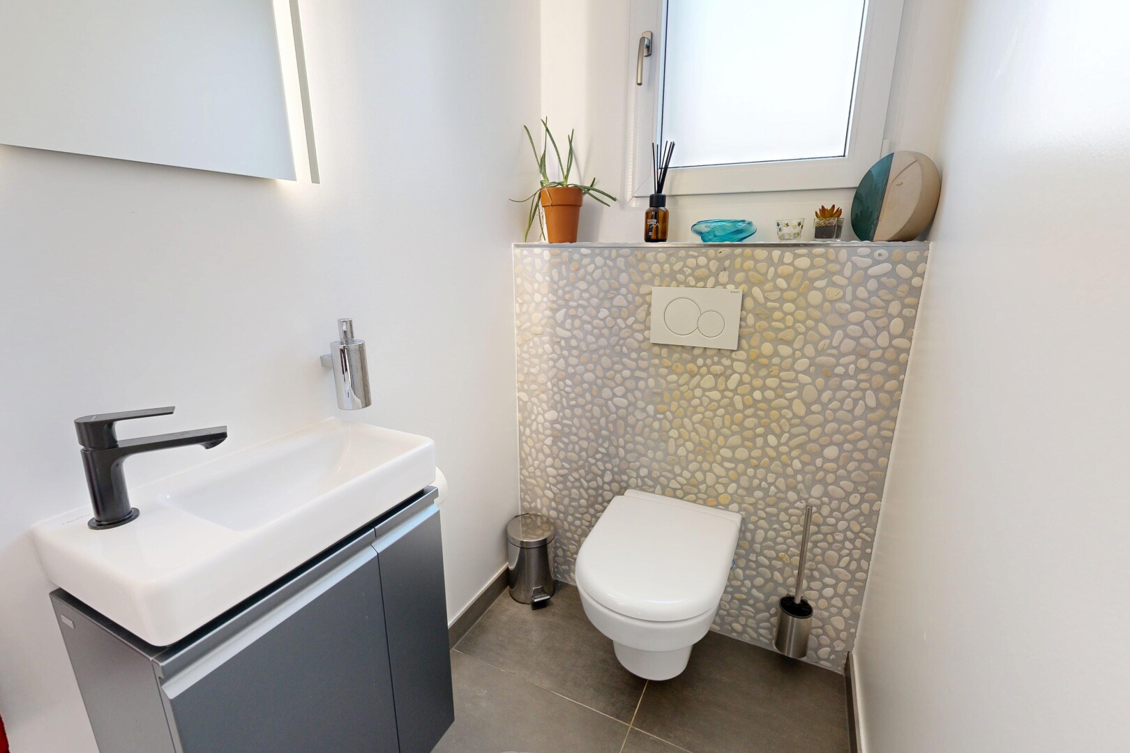 bad mit schminktisch, inside property, gäste-wc, gipskartonwand, und drywall