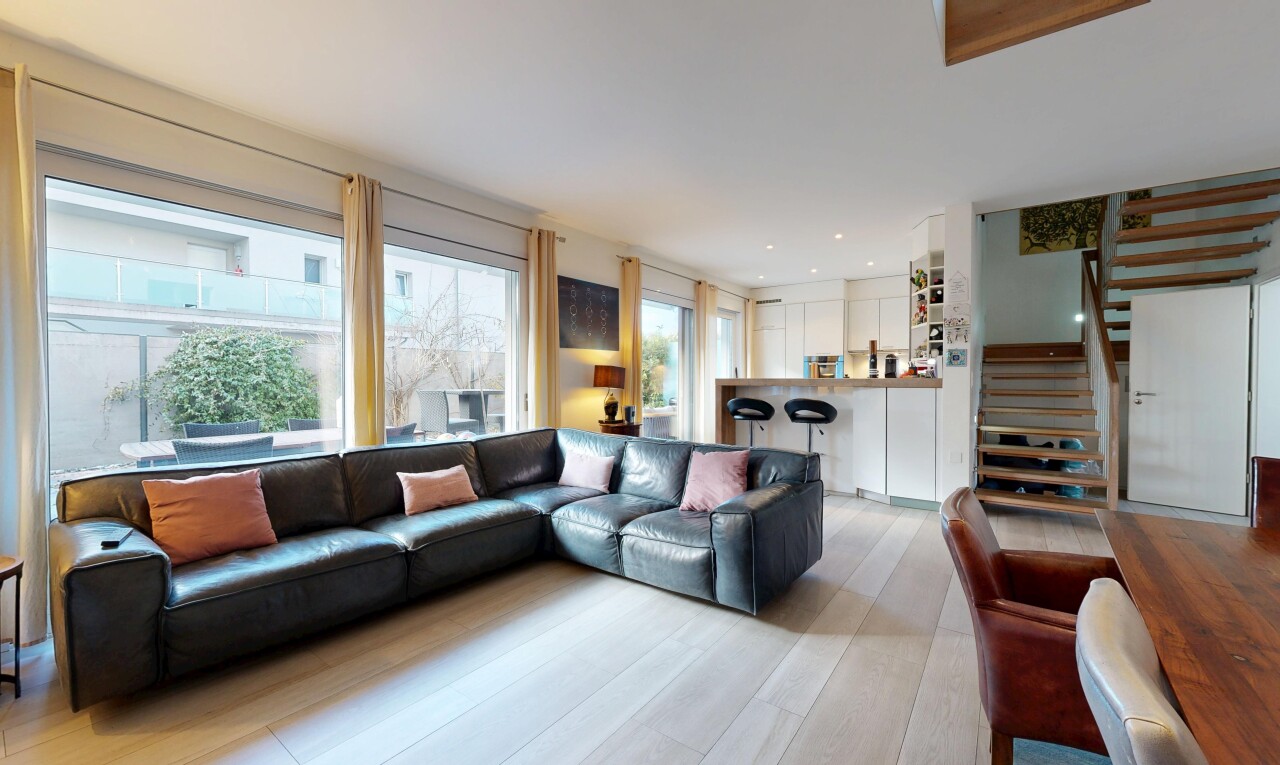 wohnzimmer mit natürliches licht, natural light, inside property, und treppen
