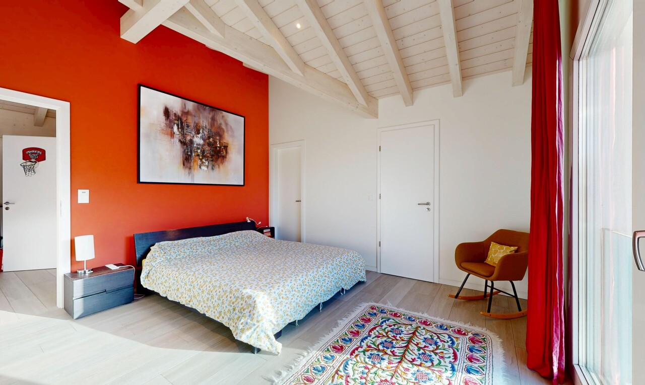 zimmer / schlafzimmer mit gipskartonwand, drywall, inside property, dachschräge, und vaulted ceiling