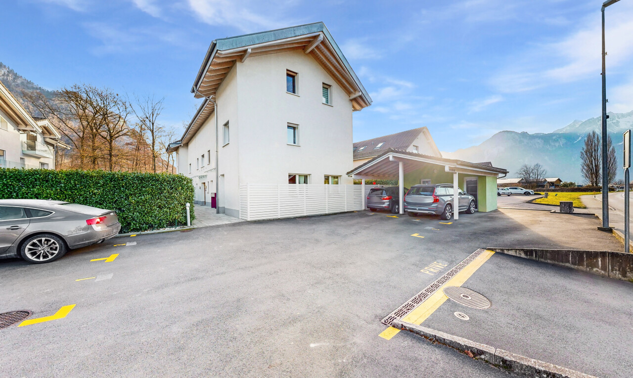 außenansicht mit parkplatz, day time, stuckverkleidung, und from community