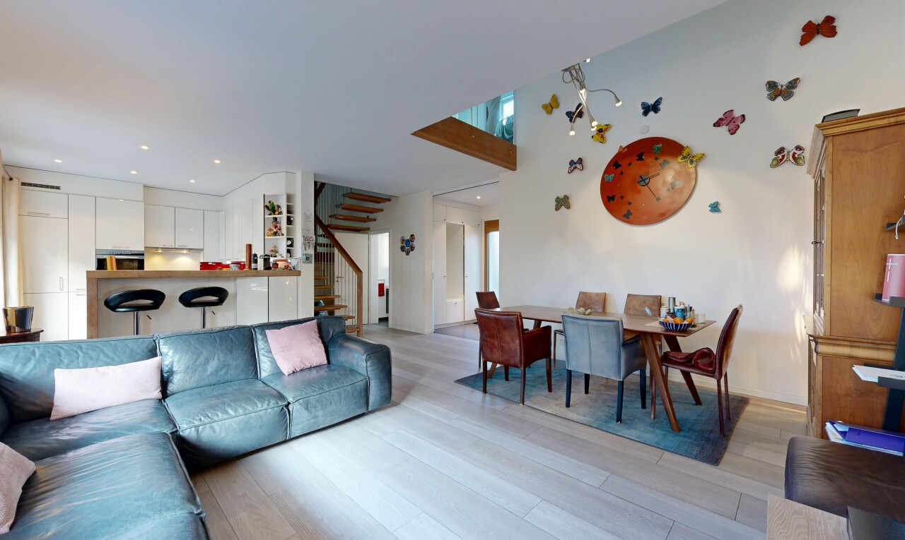 wohn- / esszimmer mit inside property, treppen, gipskartonwand, drywall, und holzfußboden