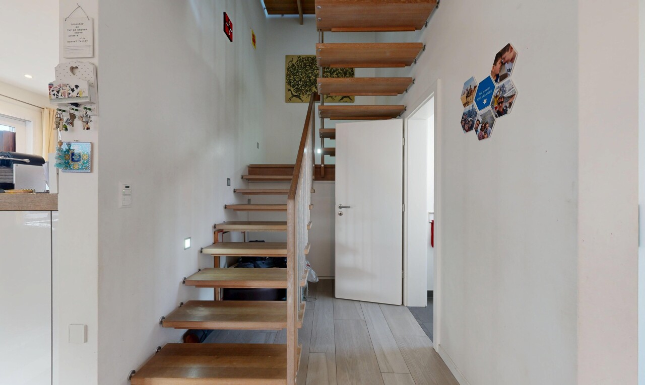treppe mit gipskartonwand, drywall, inside property, treppen, und holzfußboden