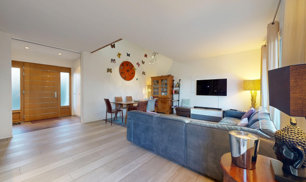 wohn- / esszimmer mit natürliches licht, natural light, fernseher, gipskartonwand, und drywall