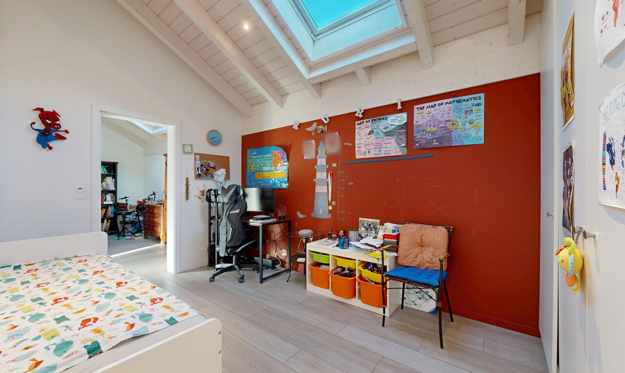 zimmer / schlafzimmer mit dachfenster, inside property, gipskartonwand, drywall, und dachschräge