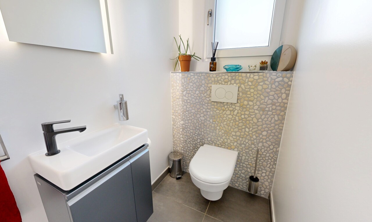 bad mit schminktisch, inside property, gäste-wc, gipskartonwand, und drywall