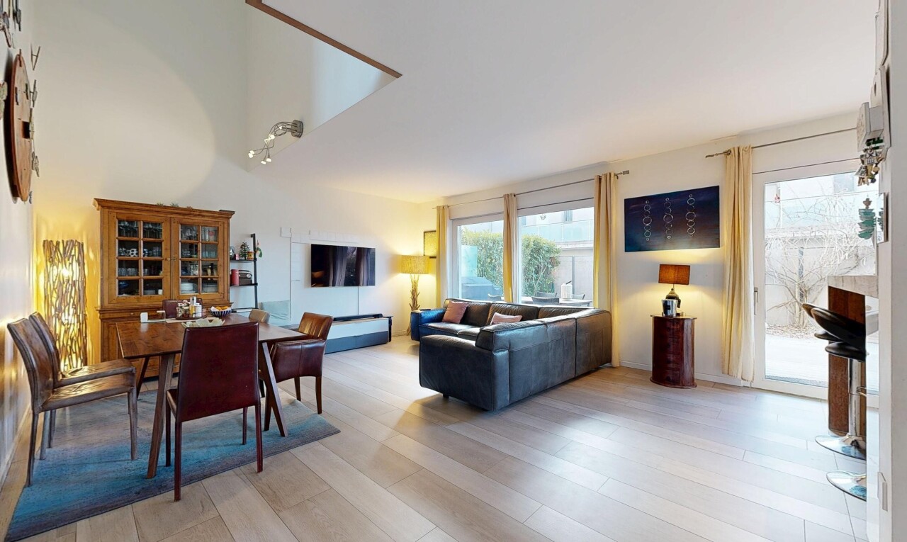 wohn- / esszimmer mit natürliches licht, natural light, fernseher, inside property, und gipskartonwand