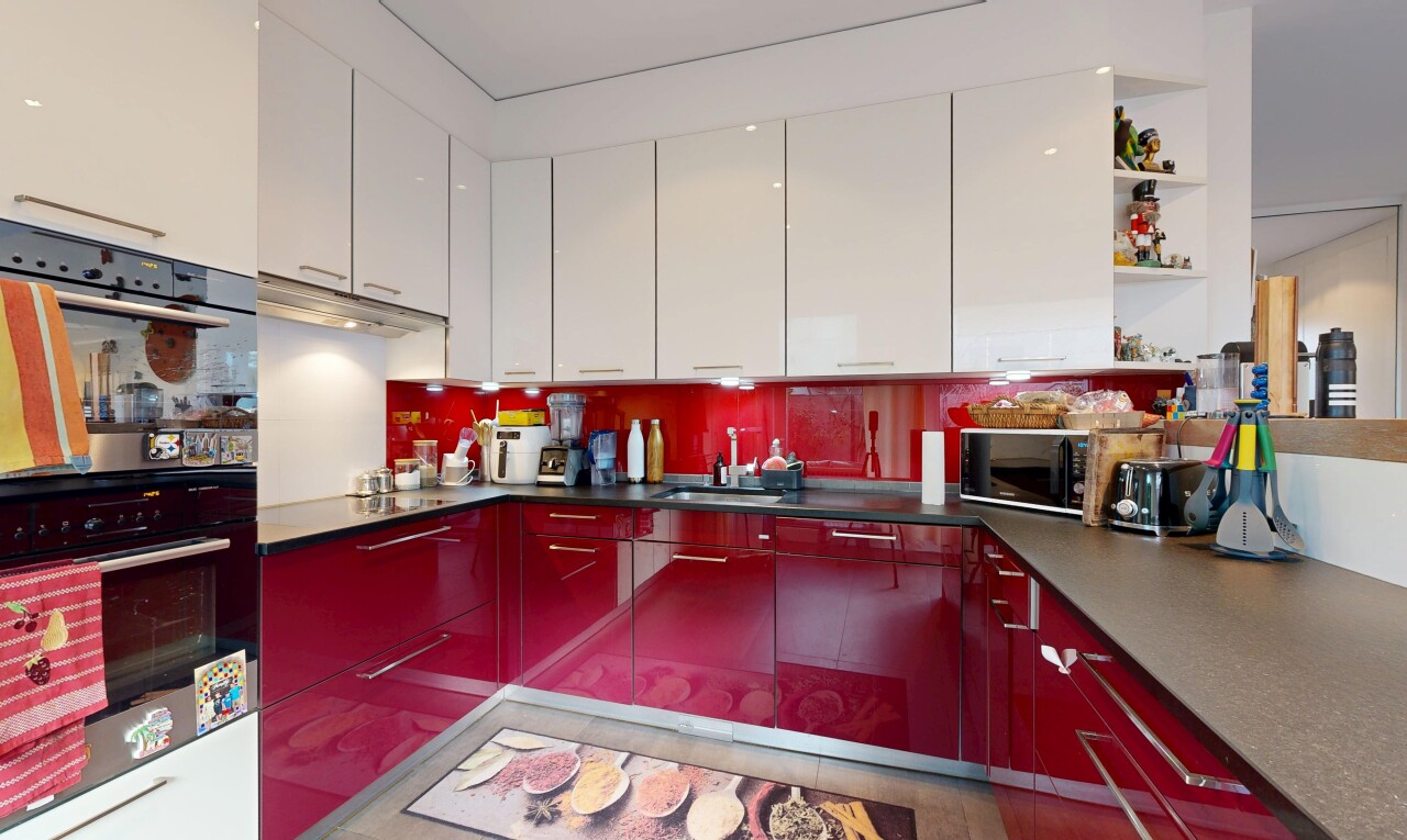 küche mit offene regale, inside property, doppel backofen, rote schränke, und küchenrückwand beim herd
