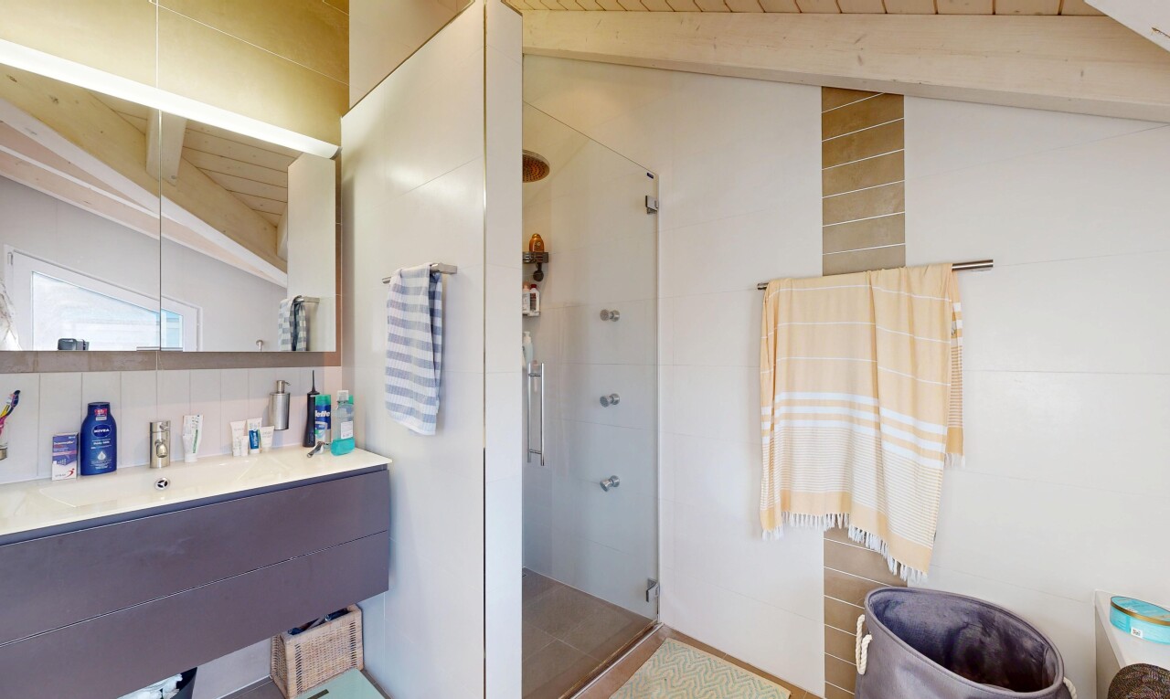 bad mit komplettes badezimmer, dusche, balkendecke, beamed ceiling, und dachschräge