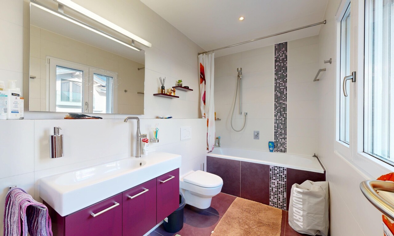 bad mit komplettes badezimmer, kombiniertes bad / dusche, inside property, schminktisch, und natürliches licht
