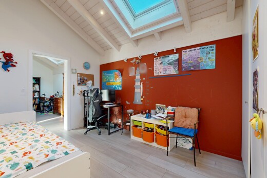 chambre avec puits de lumière, inside property, cloison sèche, drywall, et plafond voûté