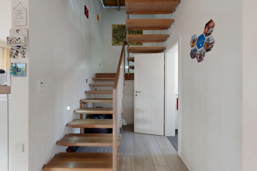 escaliers avec cloison sèche, drywall, inside property, escaliers, et sol en finition bois