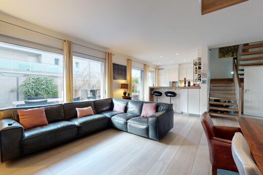 wohnzimmer mit natürliches licht, natural light, inside property, und treppen