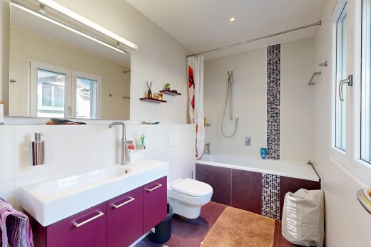 salle de bains avec salle de bain complète, douche-bain combinés, inside property, lavabo (ou coiffeuse selon le contexte), et lumière naturelle