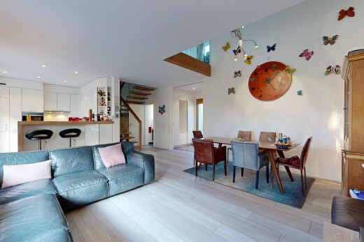 salon / salle à manger avec inside property, escaliers, cloison sèche, drywall, et sol en finition bois