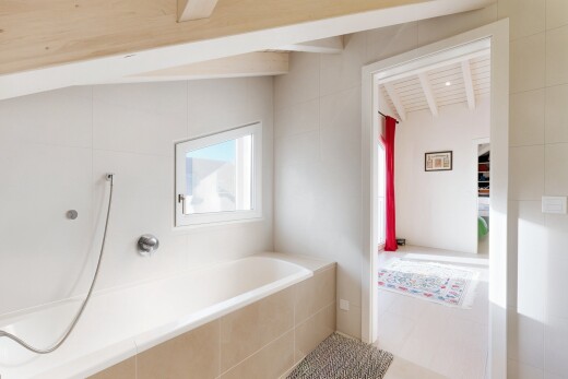 salle de bains avec salle de bain complète, bain, lumière naturelle, natural light, et inside property