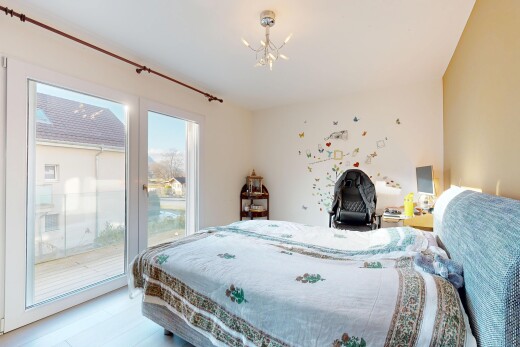 zimmer / schlafzimmer mit inside property, day time, natürliches licht, natural light, und außenzugang