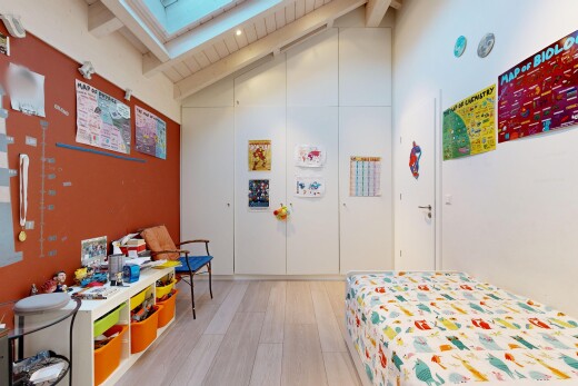chambre avec puits de lumière, plafond voûté, vaulted ceiling, cloison sèche, et drywall