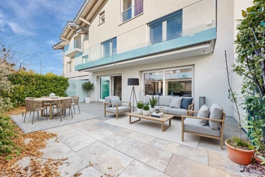terrasse avec day time, coin repas extérieur, terrasse, et espace de vie extérieur