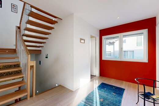 escaliers avec cloison sèche, drywall, lumière naturelle, natural light, et inside property