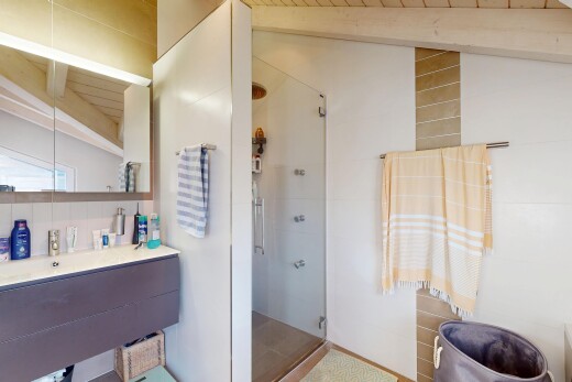 bad mit komplettes badezimmer, dusche, balkendecke, beamed ceiling, und dachschräge