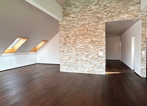 leerer raum mit steinwand, stone wall, holzfußboden, wood finish floor, und inside property