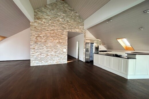 küche mit stone wall, steinwand, dachfenster, arbeitsplatten, und wood finish floor