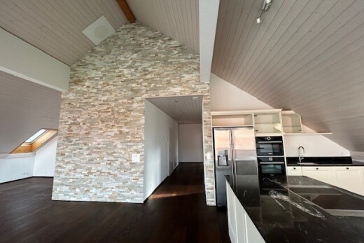 küche mit balkendecke, beamed ceiling, steinwand, stone wall, und holzfußboden