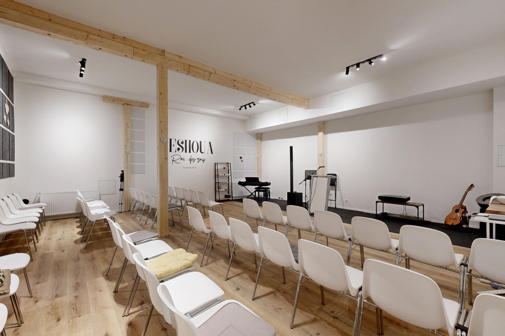 salon / salle à manger avec wood finish floor, sol en finition bois, inside community, track lighting, et éclairage sur rail