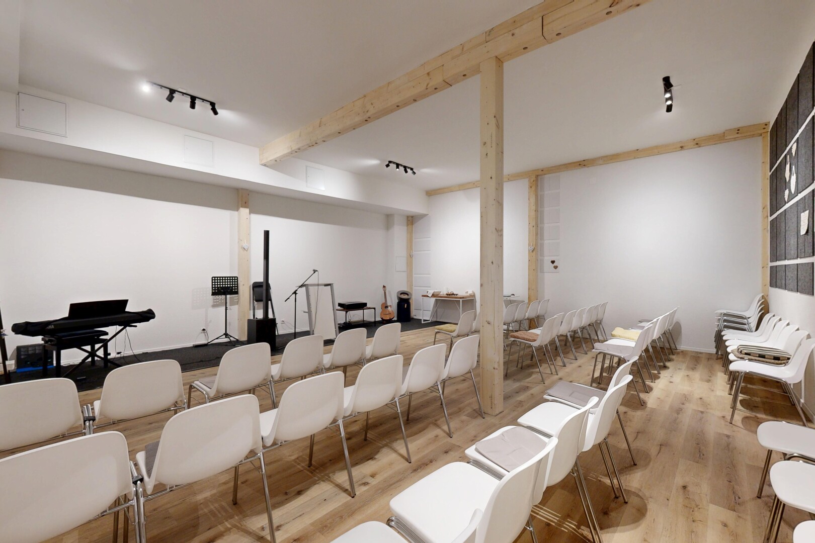 salon / salle à manger avec wood finish floor, sol en finition bois, inside community, drywall, et cloison sèche
