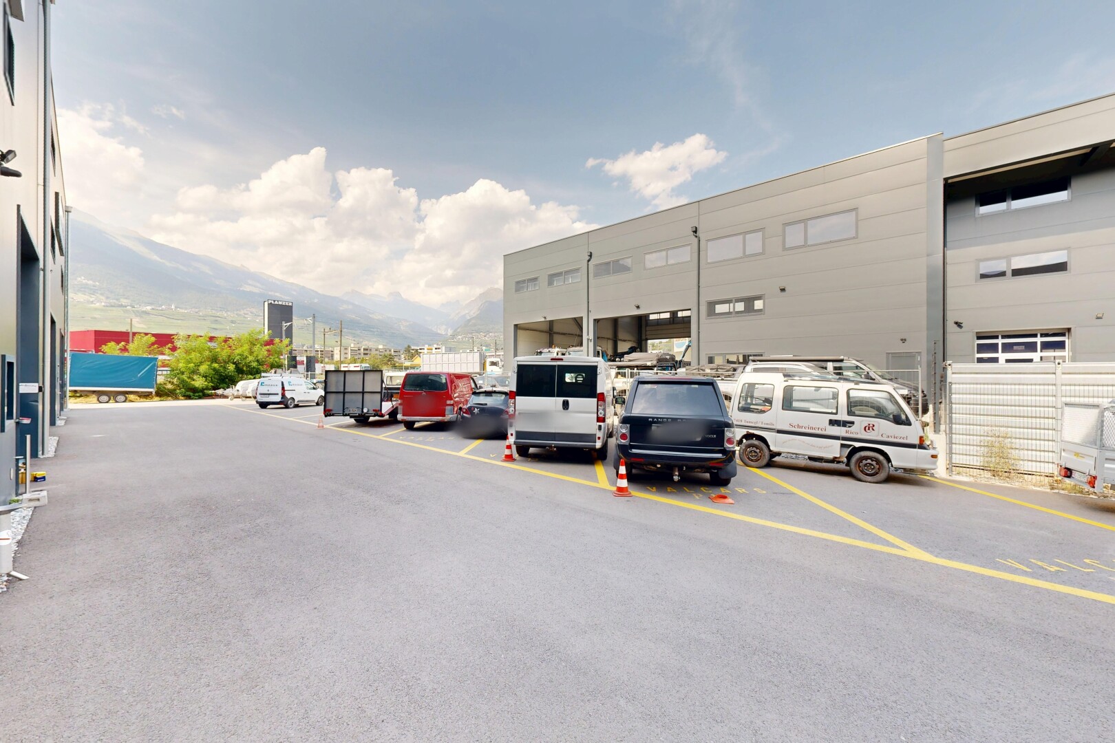 extérieur du bâtiment avec day time et parking