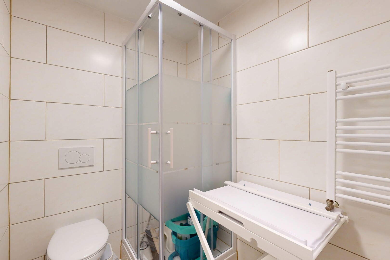 salle de bains avec radiateur, chauffe-serviettes, salle de bain complète, tile wall, et mur en carrelage