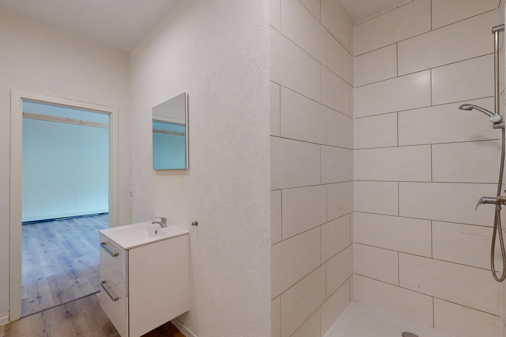 salle de bains avec lavabo (ou coiffeuse selon le contexte), salle de bain complète, douche, miroir, et inside property
