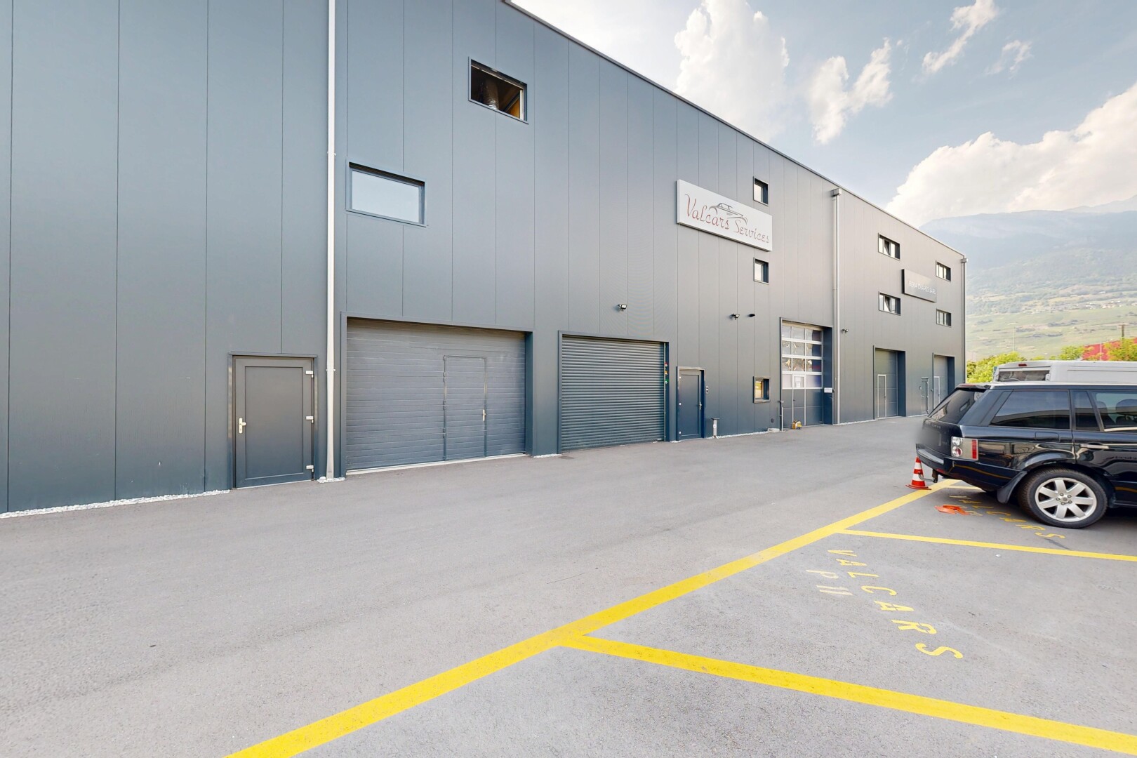 extérieur du bâtiment avec day time, from community, et parking