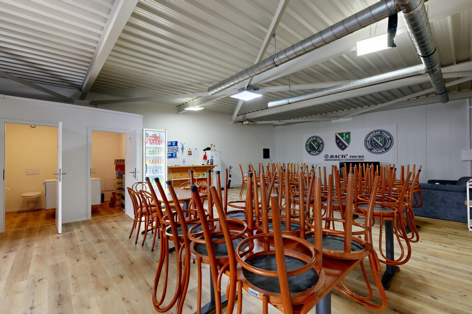 salle à manger avec wood finish floor, sol en finition bois, inside community, drywall, et cloison sèche
