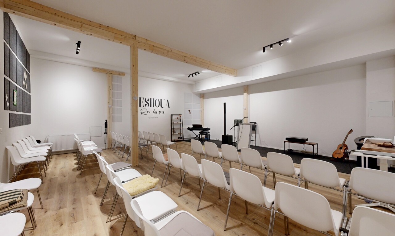 salon / salle à manger avec wood finish floor, sol en finition bois, inside community, track lighting, et éclairage sur rail